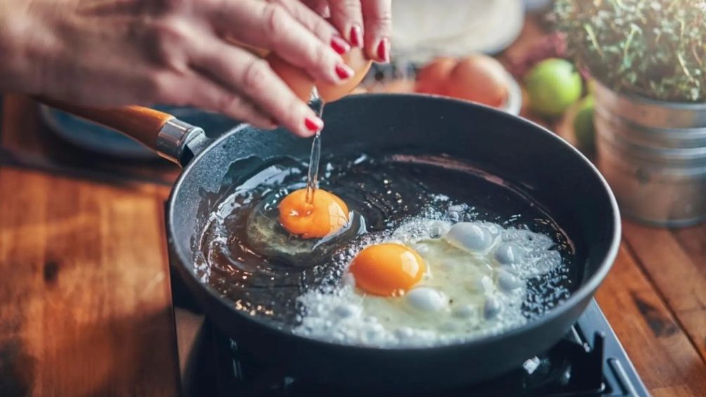 La nueva forma de cocinar huevos fritos saludables y dejar la sartén