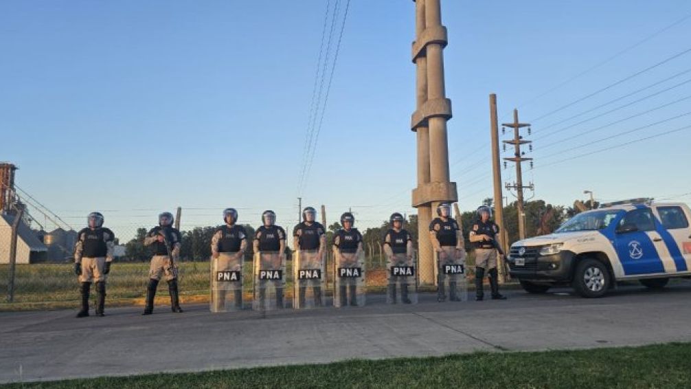 Tensión: aceiteros va a paro en San Lorenzo y la empresa militariza la zona