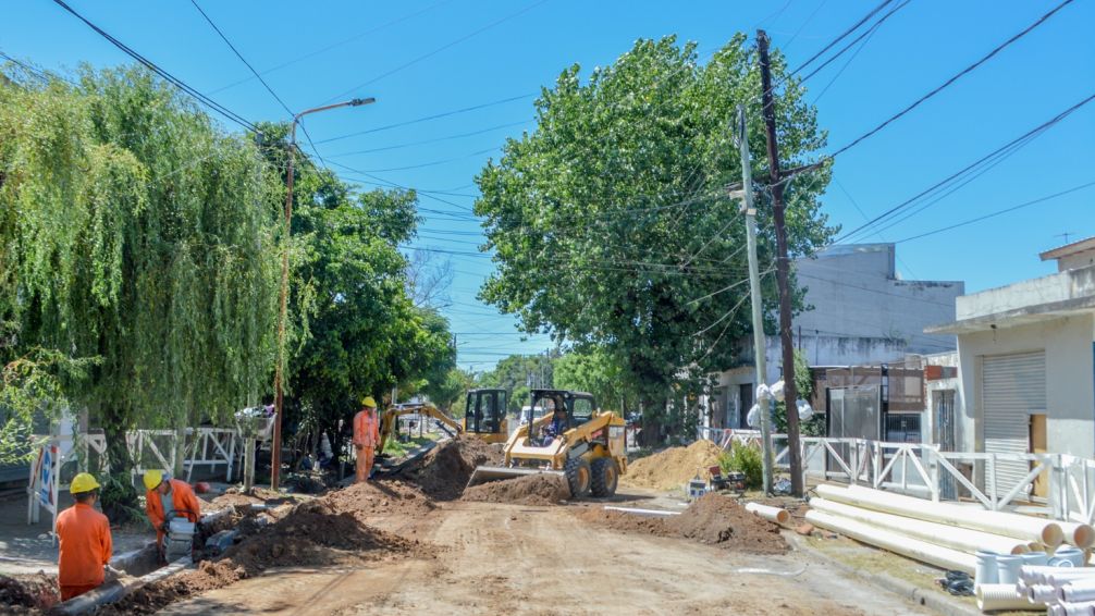 Realizan obras para extender la red de cloacas en José C. Paz