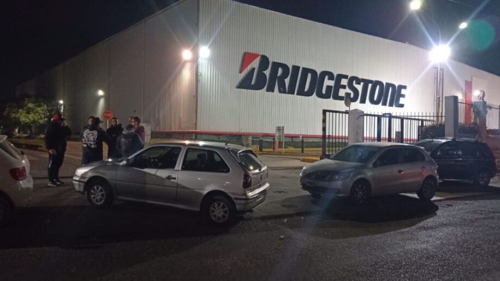 El Sindicato Único de Trabajadores del Neumático Argentino (Sutna) denunció que la empresa Bridgestone prepara casi 300 despidos y la ruptura del Convenio Colectivo de Trabajo