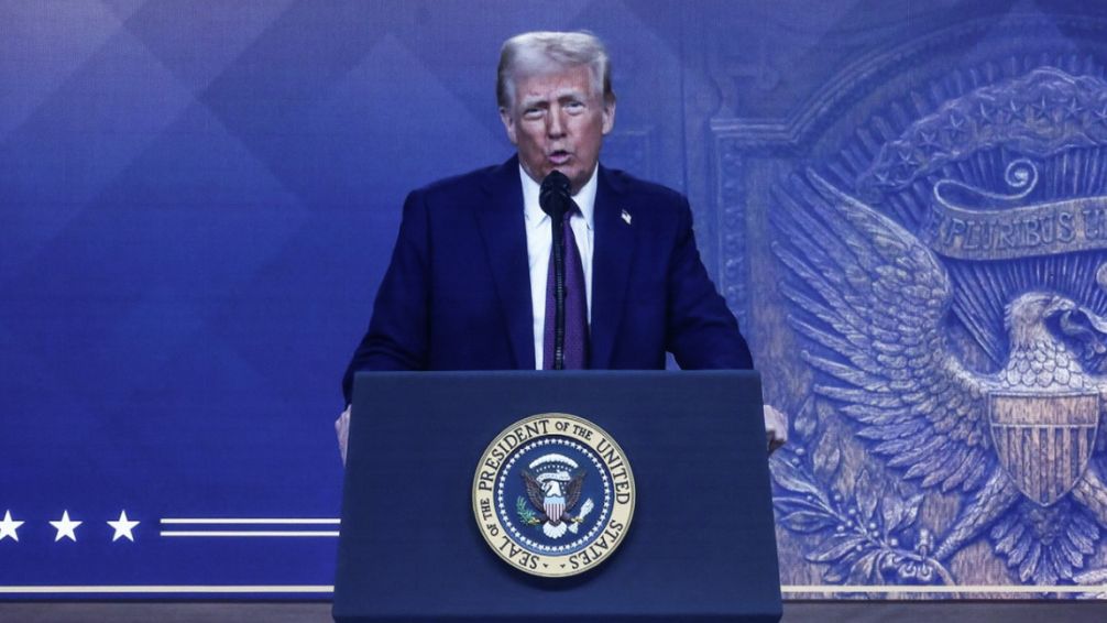 Dura advertencia de Trump en el Foro de Davos: 'Fabriquen en Estados Unidos o paguen los aranceles'