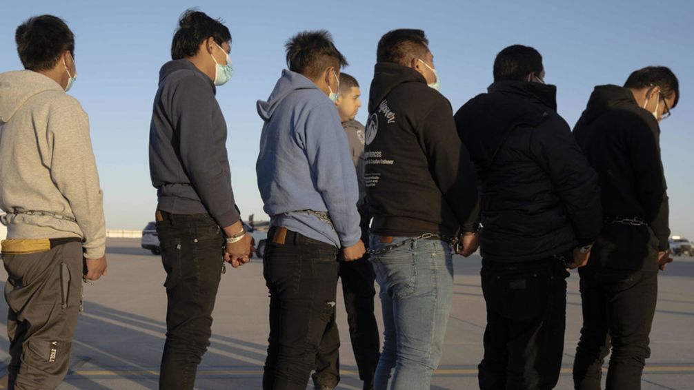 Brasil denunció a EE.UU por esposar a migrantes deportados