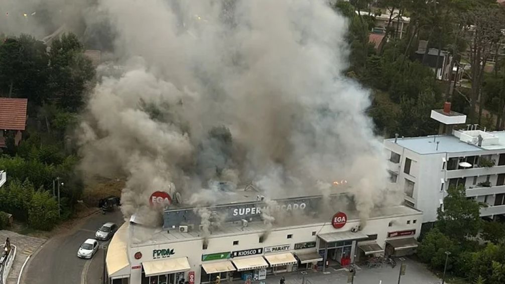 Impactante video: voraz incendio en un supermercado en Pinamar