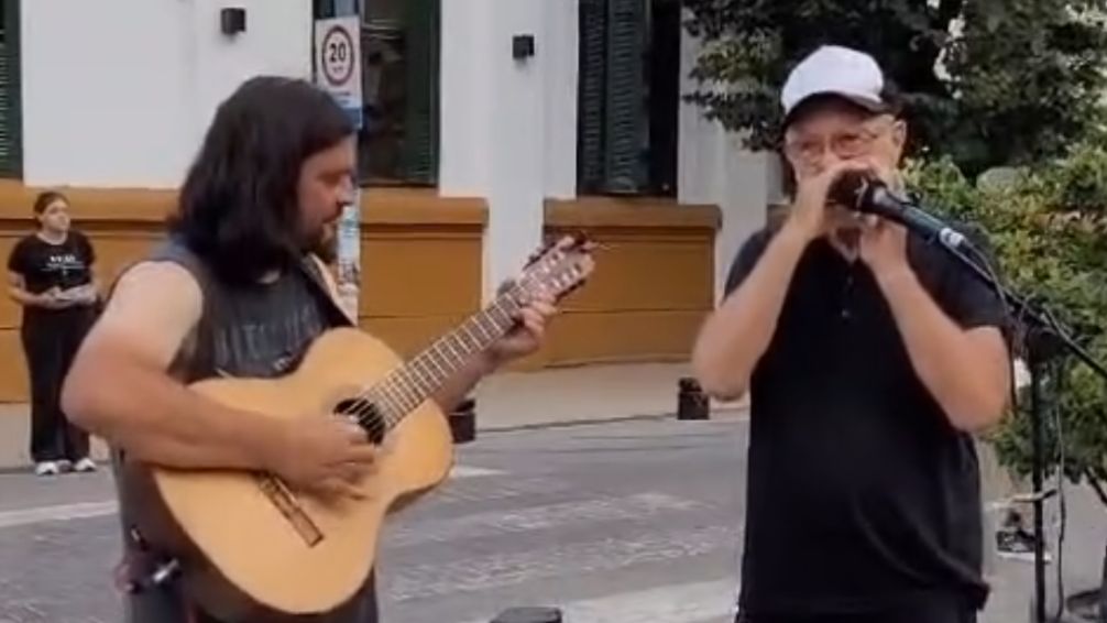 Conocé al artista callejero que conquistó a León Gieco con su música tocando en una plaza de Pilar
