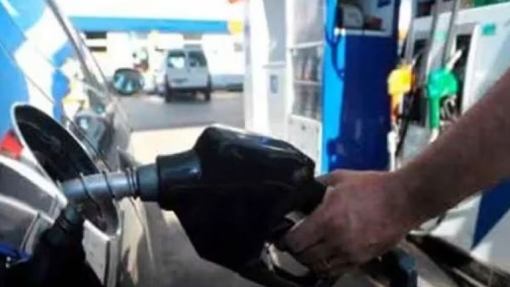 El Gobierno habilita el autodespacho de combustible en todo el país: polémica con gremios y trabajadores