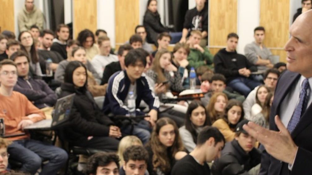 Espert quiere despedir más empleados públicos y Aguiar le responde con dureza