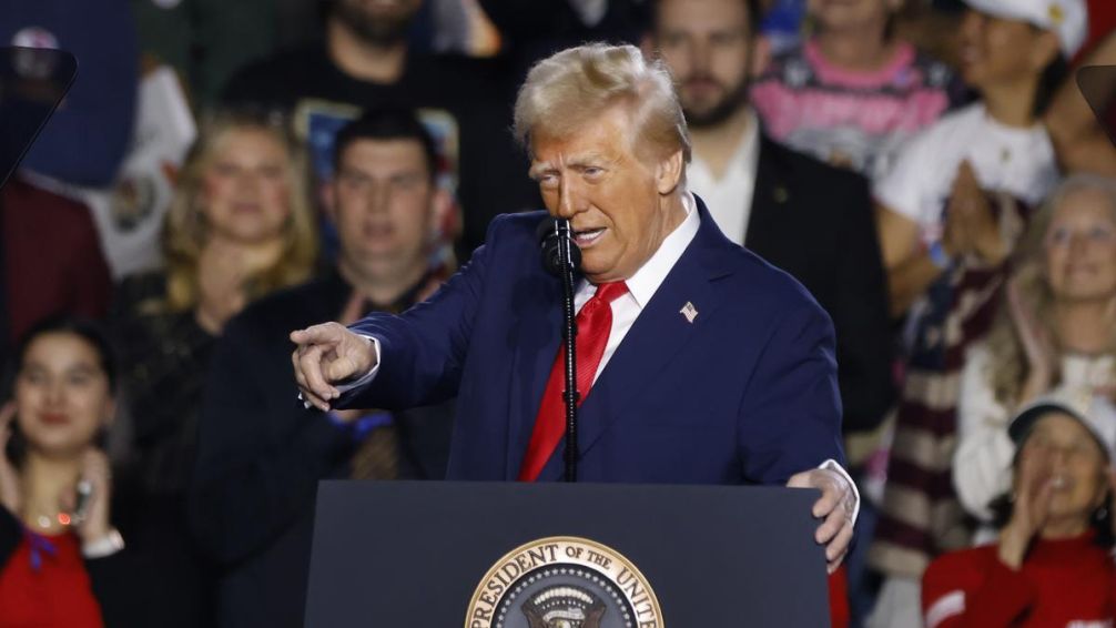 Donald Trump arrancó con la motosierra: ofreció 8 meses de indemnización a los empleados federales que renuncien