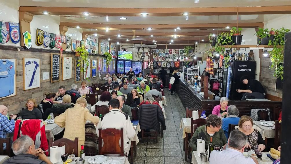 El bodegón de Buenos Aires que conquista con sus milanesas gigantes y precios imbatibles
