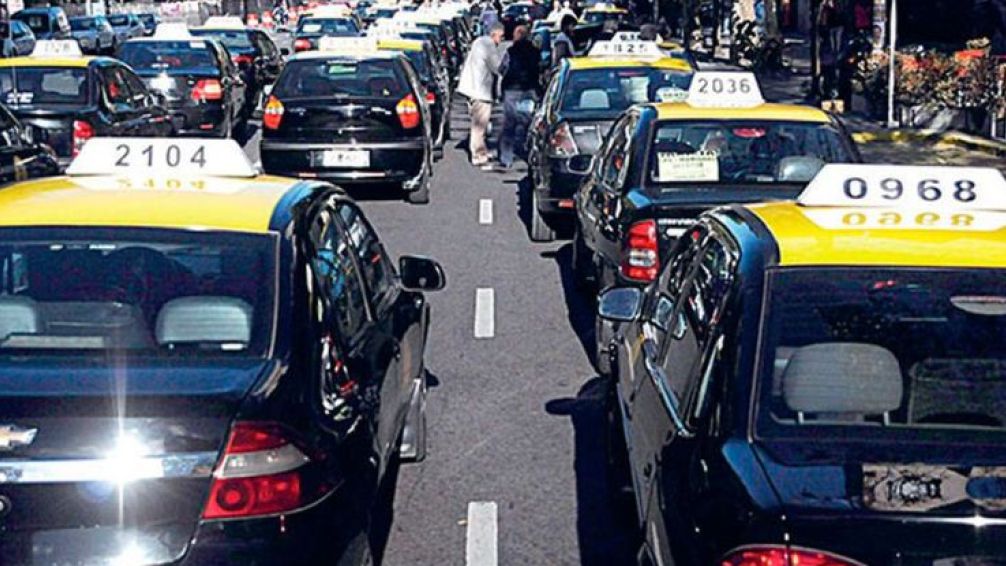 Mar del Plata: taxistas denuncian a Montenegro de no cumplir la ordenanza y dejar trabajar a choferes de aplicaciones