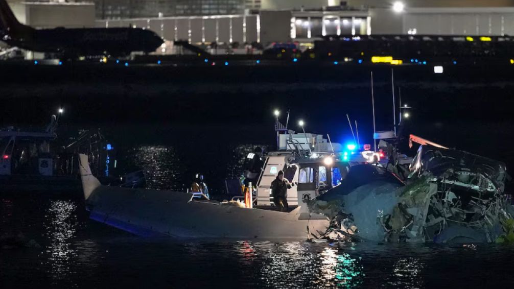 Tragedia aérea en Washington: un avión de American Airlines chocó con un helicóptero militar y cayó al río Potomac