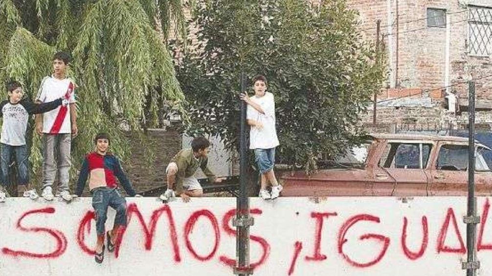 Las diferentes sociedades y civilizaciones han encontrado siempre, a lo largo del tiempo, estos referentes míticohumanos a los que venerar, admirar, seguir y aún adorar para después, quizá, destruir o