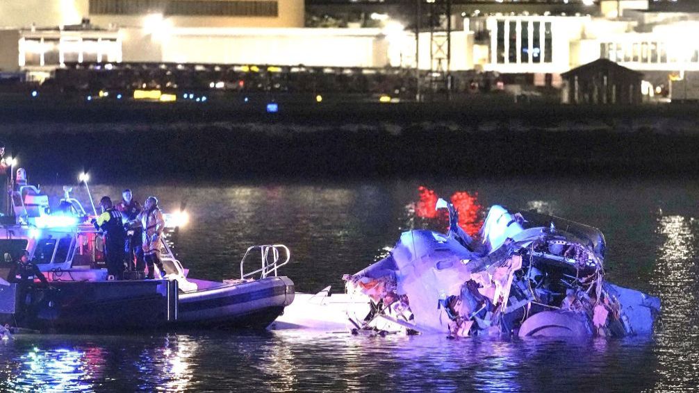 Confirman al menos 19 muertos tras choque entre helicóptero BlackHawk y avión comercial de America Airlines