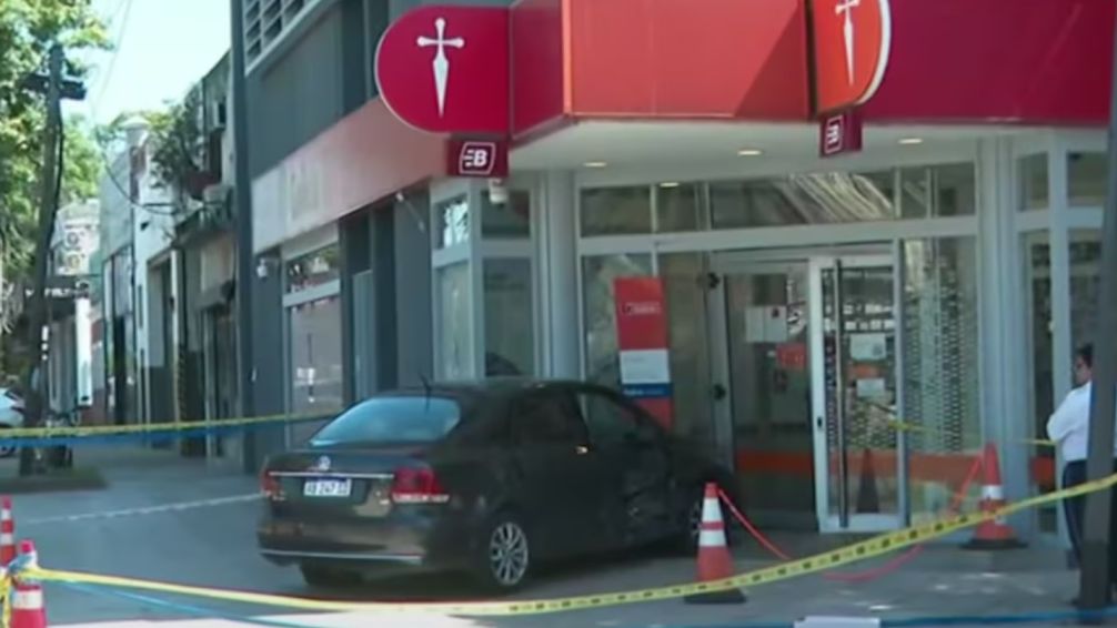 Un auto terminó incrustado en una sucursal del Banco Galicia en Vicente Lopez tras un choque 