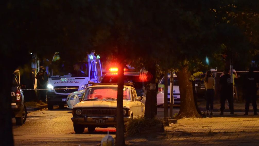 Femicidio en La Plata: un sujeto mató a puñaladas a una mujer e hirió a otros dos hombres