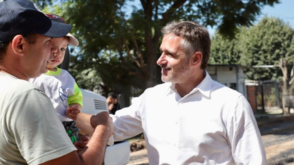 Achával recorrió la obra de ampliación de la calle Oliden