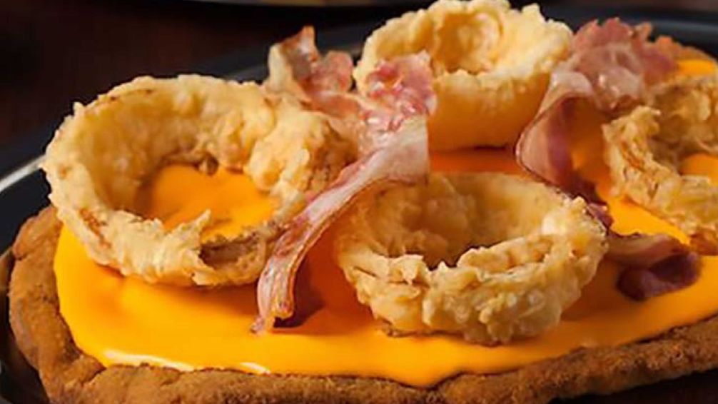 Milanesas gigantes y cine: el restaurante de Ituzaingó que encanta a grandes y chicos
