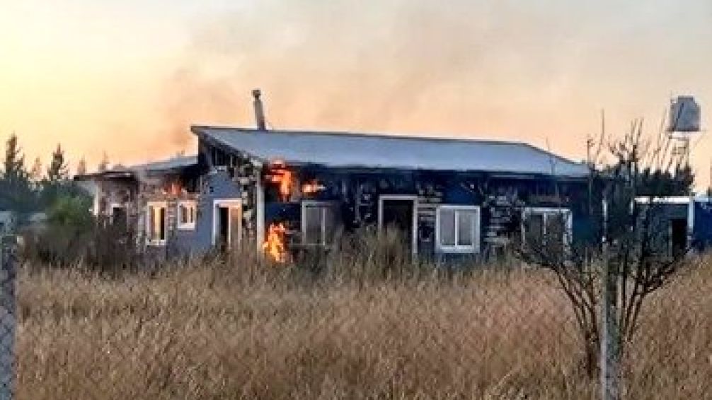 Ataque homofóbico en Cañuelas: un hombre incendió la casa de una pareja de mujeres tras hostigarlas durante meses