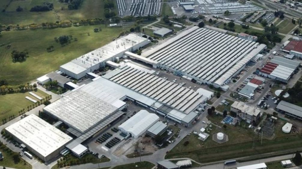 Mercedes Benz se va de Argentina después de 70 años: incertidumbre de sus trabajadores