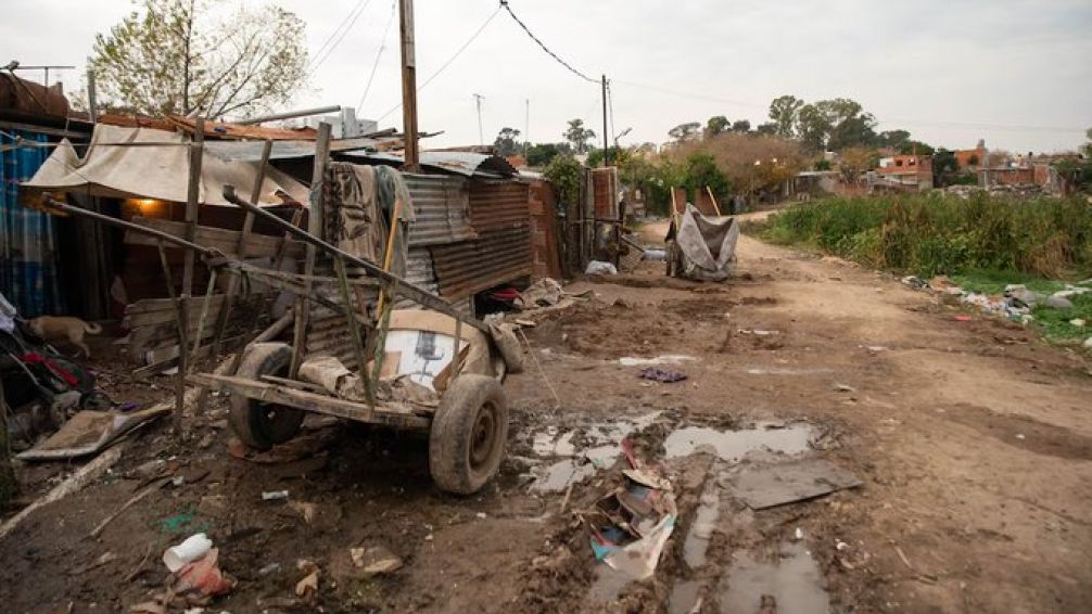 Conflicto familiar y milagro: policía intervino, fue baleado en la cabeza y lo salvó el casco