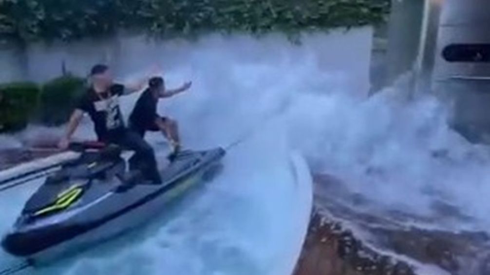 Los jóvenes metieron hasta una moto de agua en la pileta.