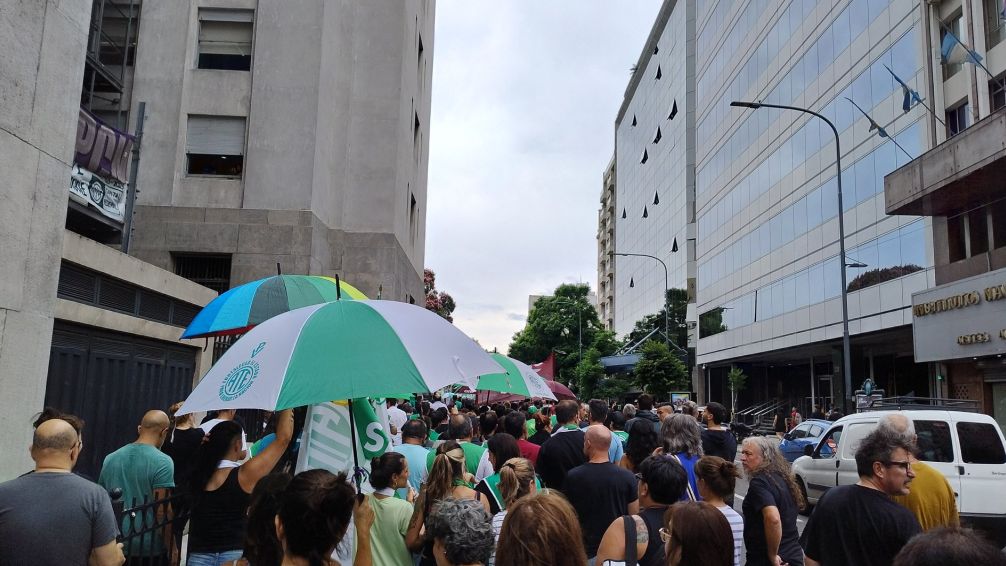 Incidentes  en el abrazo al Ministerio de Salud por despidos