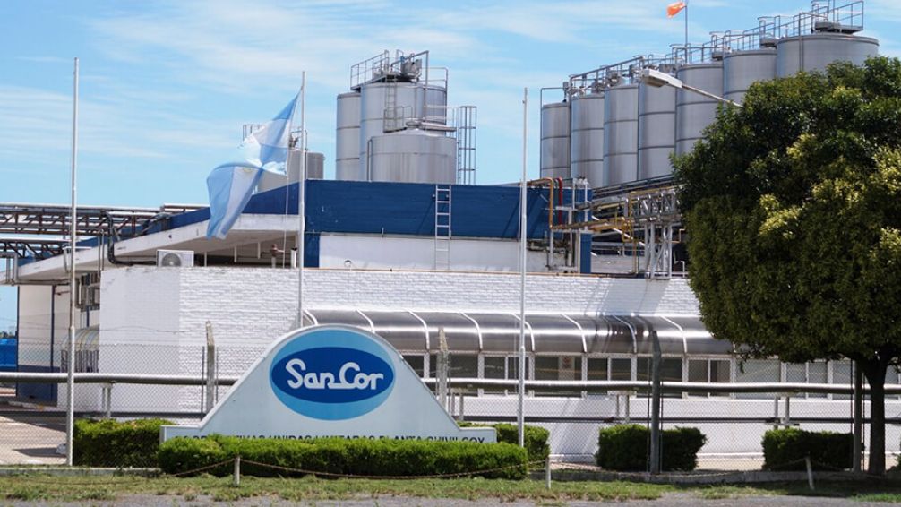 Una de las marcas más famosas de leche echó a 300 personas en medio de la crisis generada por Javier Milei.