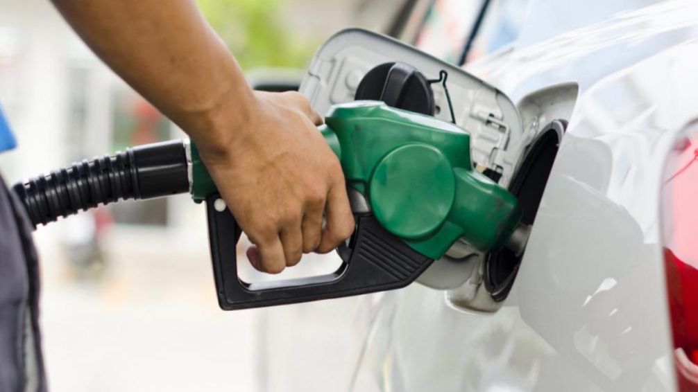 Nafta y gasoil en la mira: el Gobierno autorizó el aumento de los biocombustibles 