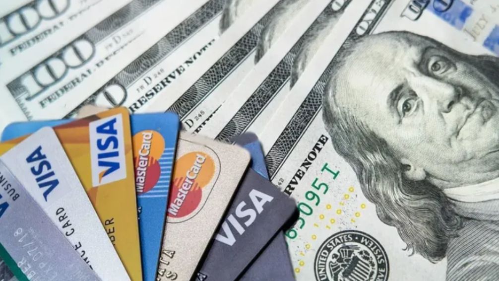 Se podrán usar dólares para pagar en cuotas o con débito: todos los detalles de la nueva medida del Gobierno 