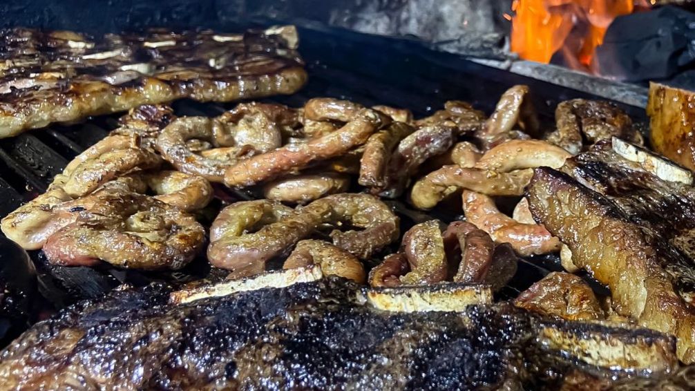 La parrilla que revoluciona Barracas: asado XXL y tortillas irresistibles