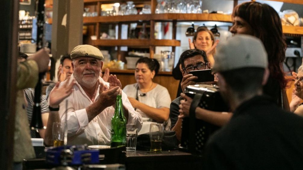 Música sin fronteras: los bares notables porteños vibran con ritmos del mundo