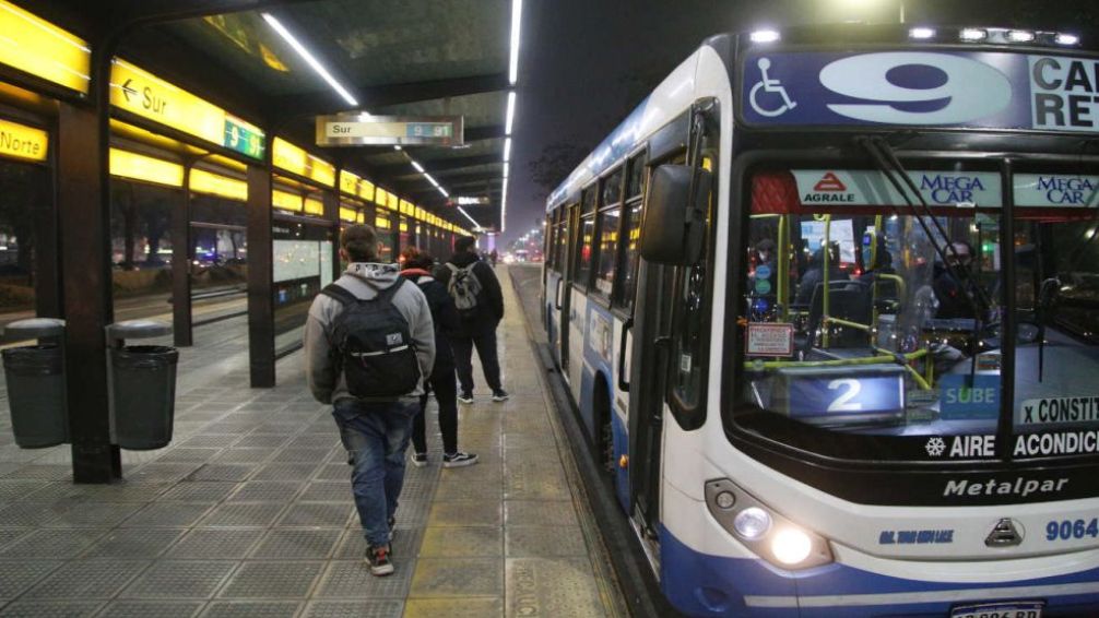 Se levantó el paro de colectivos del domingo: el Gobierno adelantó subsidios 