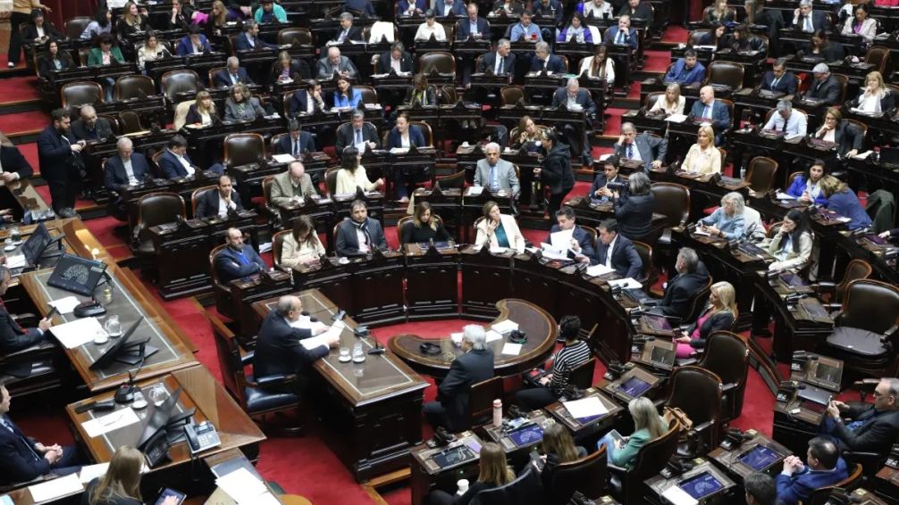 Diputados debaten el decreto que prohíbe tratamientos hormonales en menores y cambios en la ley de cupo trans
