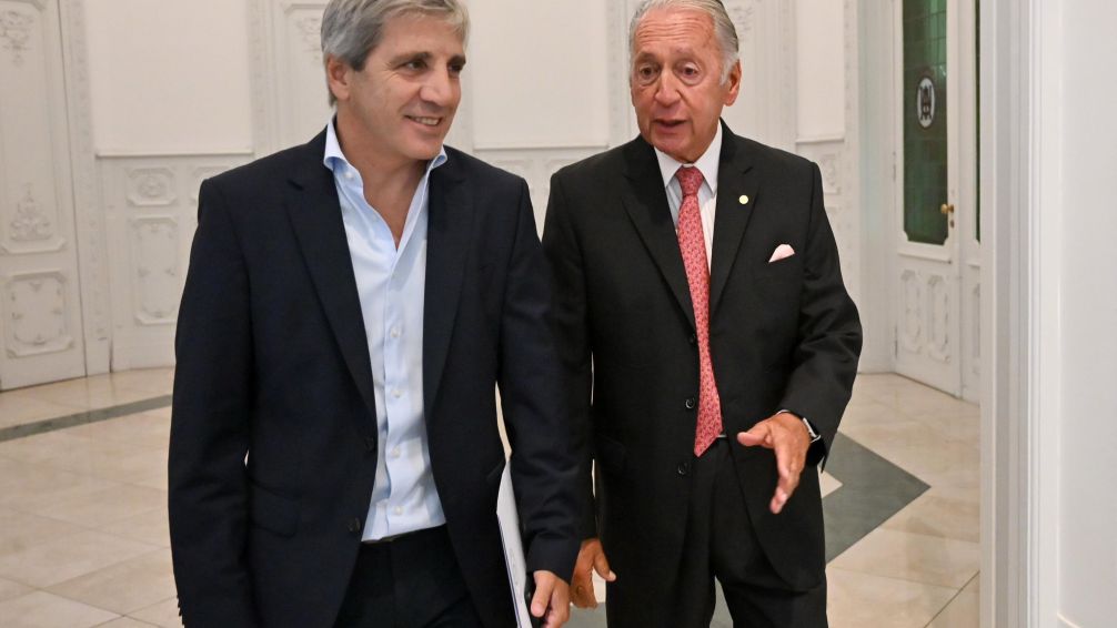Luis Caputo se reunió con industriales en medio del reclamo por la baja competitividad: que pactaron