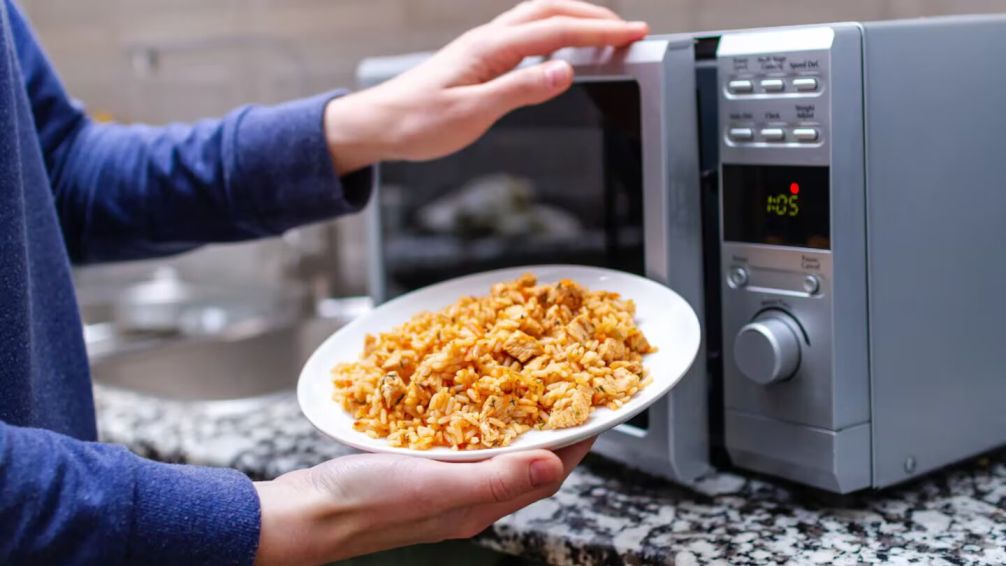 Cuidado en la cocina: los peligros invisibles en tu plato y cómo evitarlos