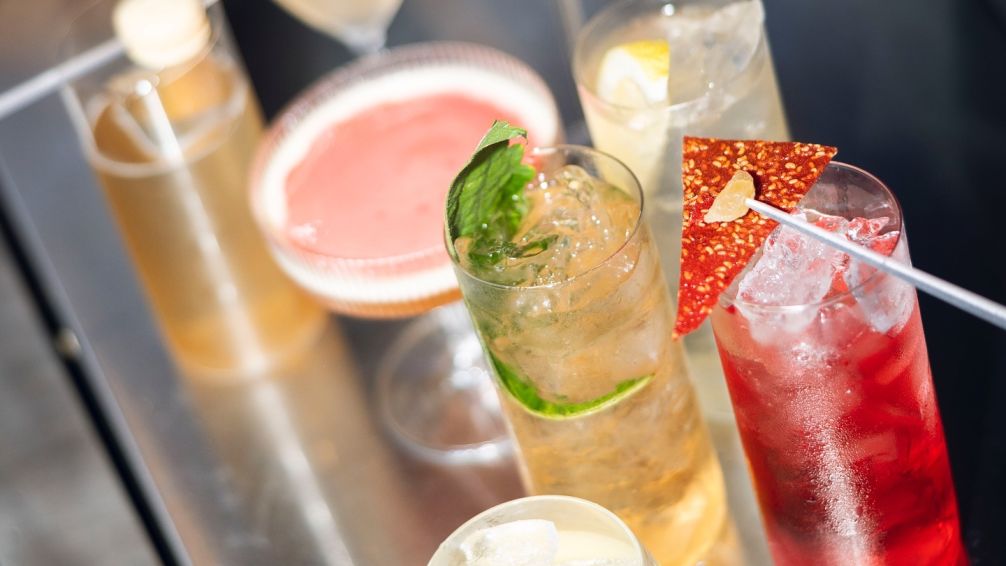 Secuaz: el nuevo bar de Devoto que conquista con su terraza, tragos y cocina de autor