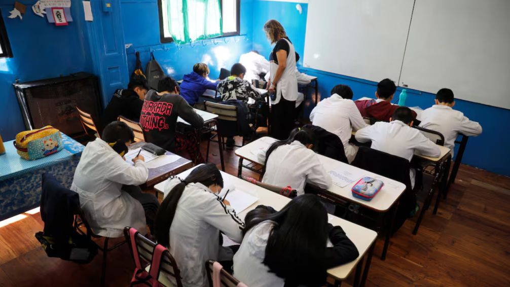 Gremios docentes exigen aumentos salariales y amenazan con tomar medidas de fuerza a días del inicio de clases 