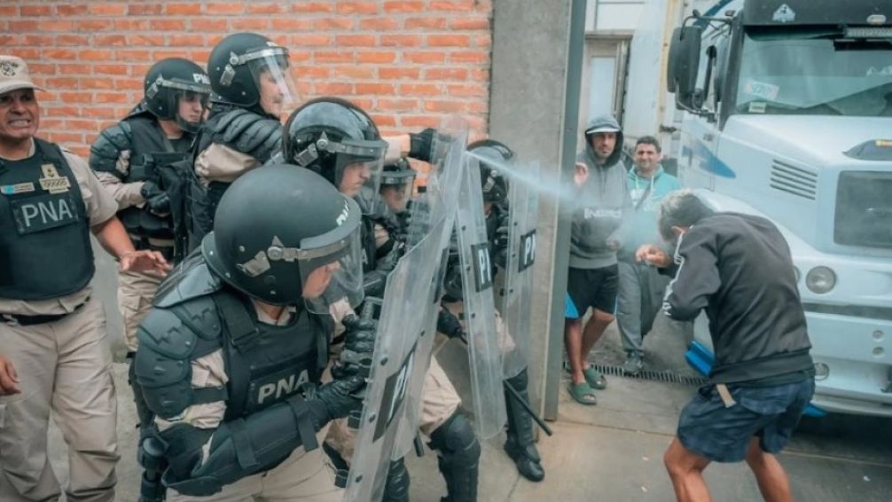 Represión de Gendarmería a trabajadores del frigorífico La Bella en Mar del Plata