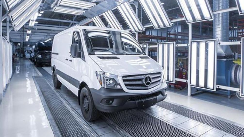 Luego de 74 años de operaciones en el país, la filial de Mercedes-Benz será adquirida por un grupo inversor argentino liderado por Pablo Peralta