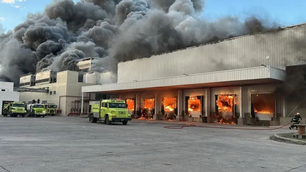 Impactante incendio en un frigorífico de La Plata generó una cortina de humo y preocupó a los vecinos