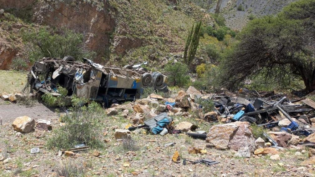 Bolivia: 30 personas murieron tras caída de un bus por un barranco de 800 metros