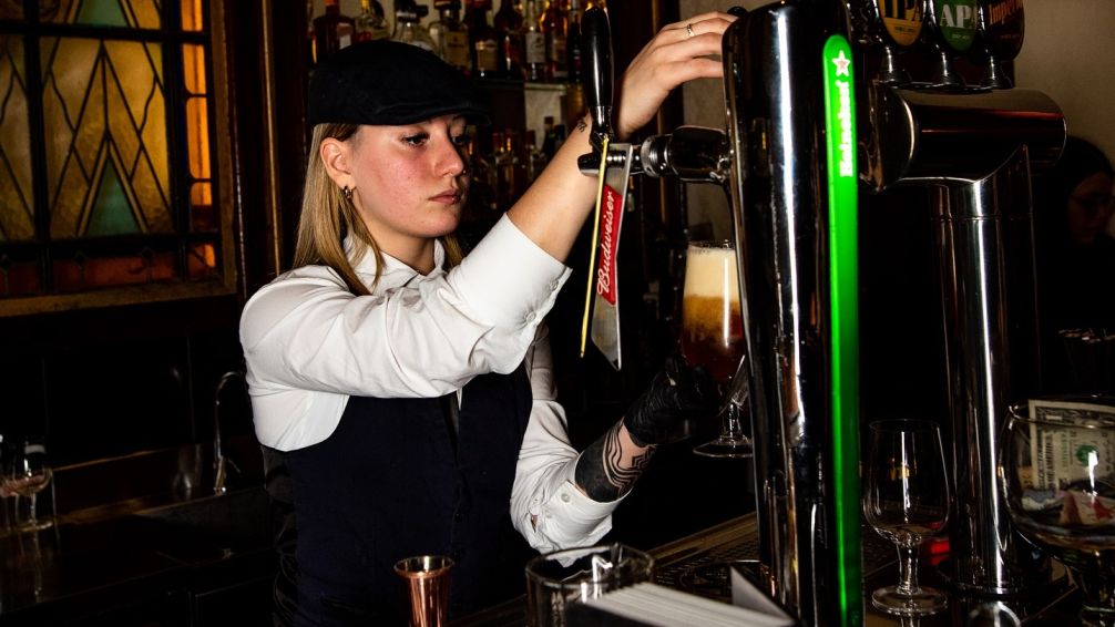 Un viaje a Birmingham sin salir de Buenos Aires: el bar temático de Peaky Blinders que está dando que hablar