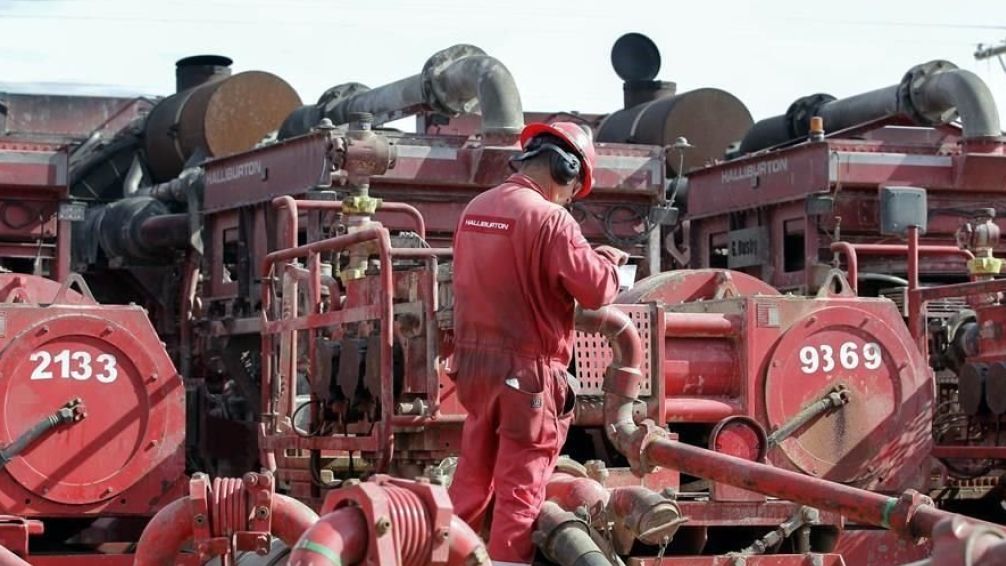 Halliburton cierra su filial en Chubut y despide a 300 empleados: El sindicato amenaza con paro