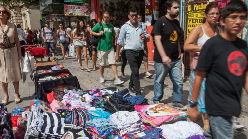 Polémica en Flores: desalojan a más de 5.000 vendedores ambulantes 