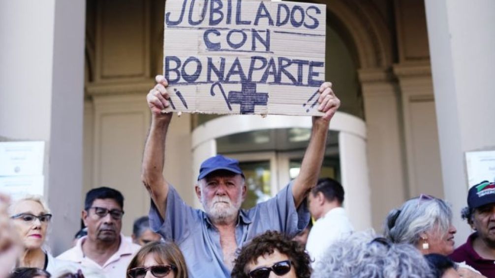 Trabajadores despedidos  y jubilados marchan al Congreso en defensa de la salud pública