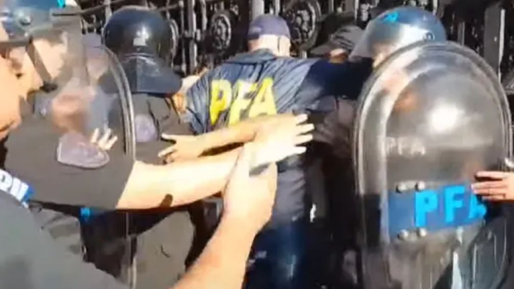 Caos en la manifestación frente al Congreso: gas pimienta, heridos y detenidos 
