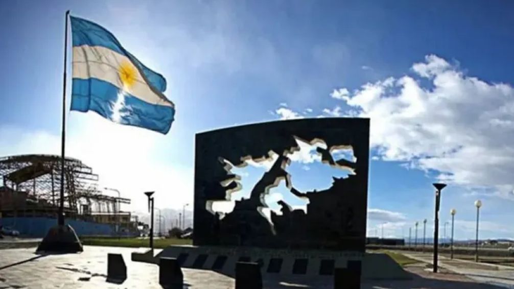 Polémica: Reino Unido aumenta su presencia militar en el Atlántico Sur y desembarca Gurkhas en Malvinas