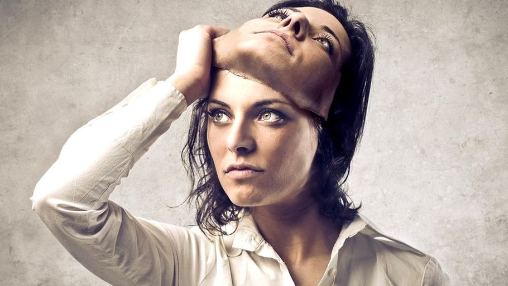 Así es el trastorno de despersonalización, un desorden mental que hace que las personas no sientan que forman parte de la realidad