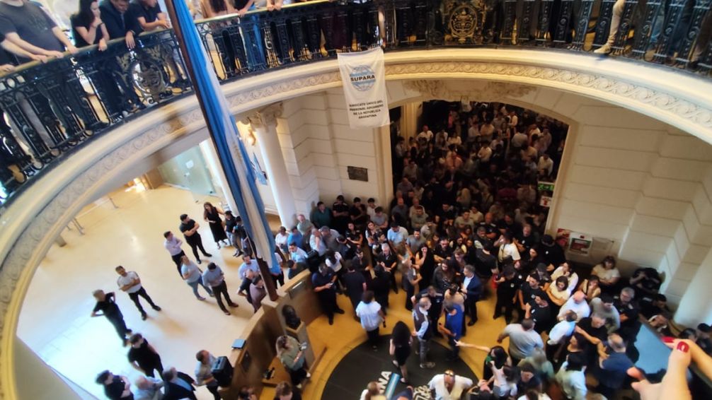 Segundo día de paro de aduaneros en el ARCA: gran adhesión y reclamo salarial