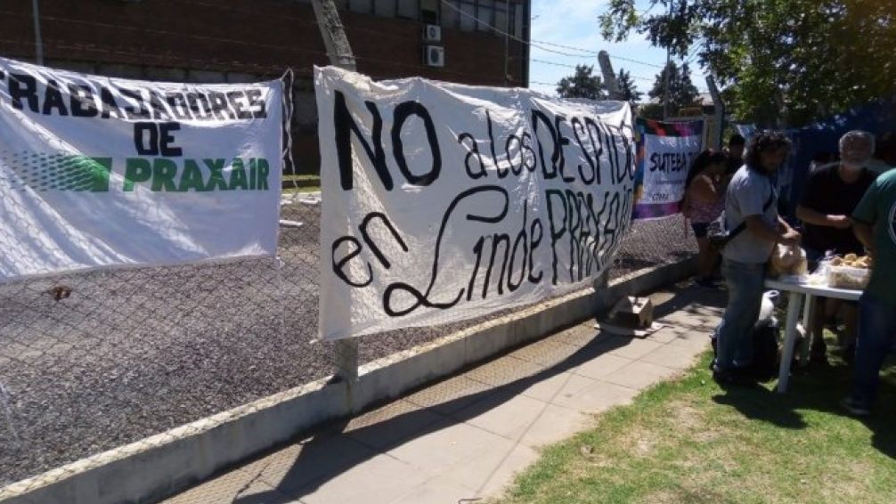 Protesta y olla popular de trabajadores despedidos en  Linde Praxair 