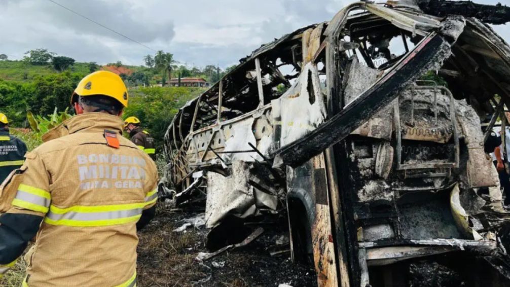 12 estudiantes universitarios murieron tras un accidente entre un autobús y un camión